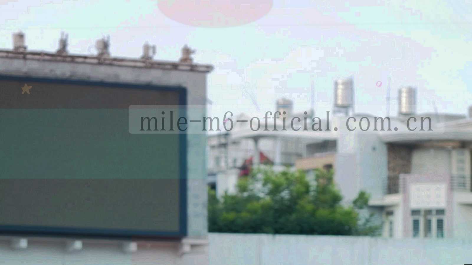 深墨绿背景上细密点阵与沙金曲线交织的抽象数据纹理